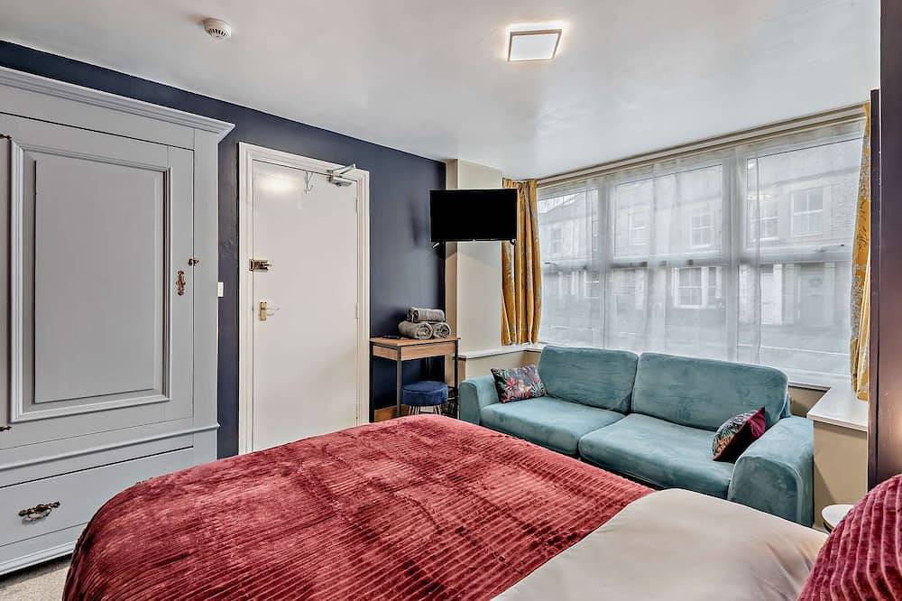 The Gathering House – Large 6 Bedroom Victorian House, Walk to Buxton Centre in Buxton, Derbyshire