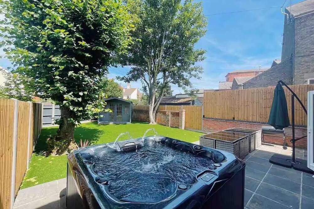 Amber House - Stunning 8 Bedroom House in Gorleston, Great Yarmouth