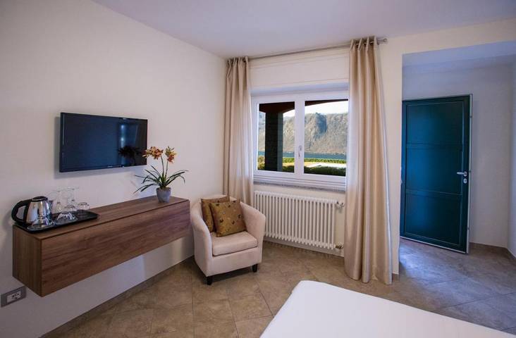 Location de vacances pour 2 personnes, avec jardin et piscine ainsi que vue sur le lac et vue dans Pettenasco - 4