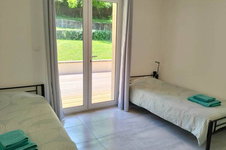 Location de vacances pour 6 personnes, avec terrasse et jardin à Brives-Charensac - 4