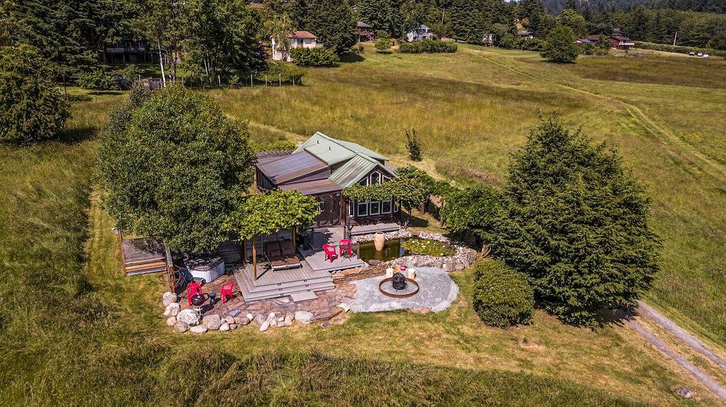 Romantische Hochzeitsreise auf dem Land mit Blick auf das Wasser und Whirlpool. Kleine hundefreundlich! in Olga, Orcas Island