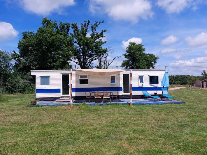 Location de vacances pour 6 personnes, avec jardin ainsi que vue et piscine, animaux acceptés à Arcomps