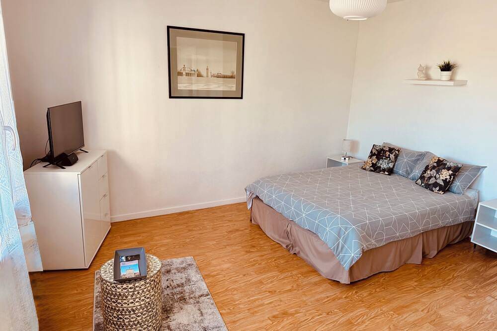Ganze Wohnung, Cosy studio Molsheim - Balcony, Free parking, Train station 300M and Strasbourg 15mn away in Molsheim, Niederrhein Elsass