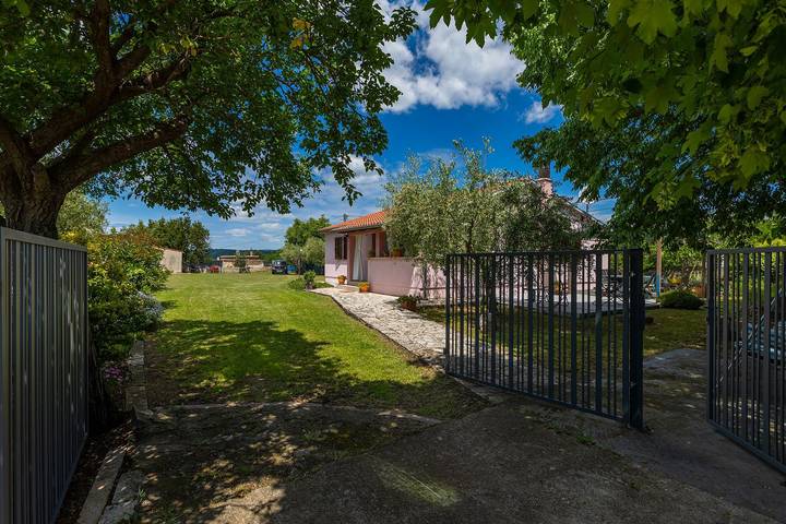 Umzäuntes Ferienhaus mit Liegestühlen auf 1000m2 großem Grundstück in Marčana, Südküste Istrien
