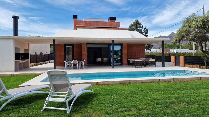 Villa for 8 people, with Terrace and Garden as well as Pool and View in Benicassim