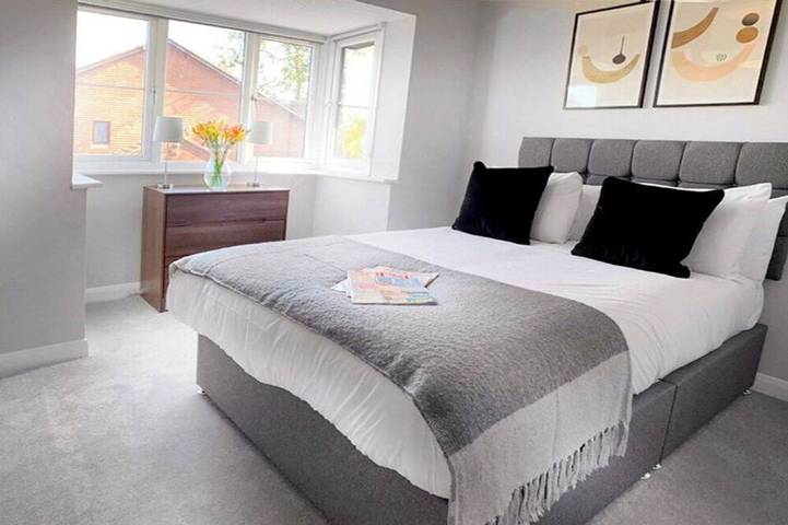 Entire apartment, Wokingham - 2 Bedroom House - With Parking in Wokingham, Berkshire