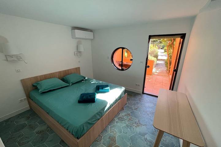 Ferienwohnung für 7 Personen, mit Terrasse und Whirlpool in Porquerolles - 2