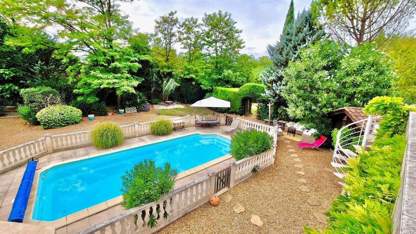 Location de vacances pour 6 personnes, avec Terrasse ainsi que Jardin et Piscine à Margon