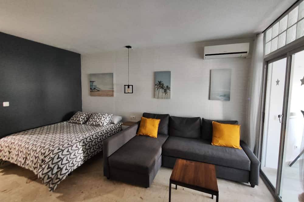 Apartamento entero, Primera Linea de playa, vistas al mar,Aire acondicionado. in Urbanizacion Calahonda, Mijas