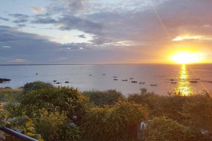 Location de vacances pour 2 personnes, avec Balcon et Terrasse ainsi que Jardin et Vue à Groix