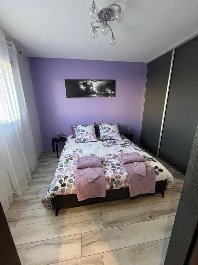 Chambre d’hôte pour 2 personnes, avec Jacuzzi et Terrasse ainsi que Jardin et Piscine