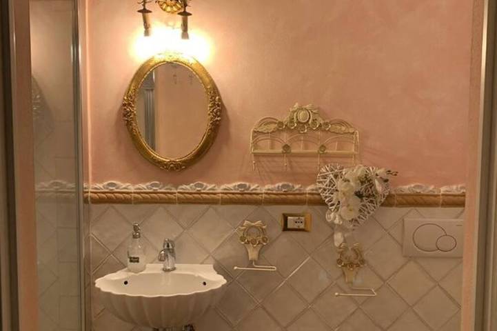 Cozy cottage in Tuscan hill village with free parking and AC in Chianni, Costa degli Etruschi