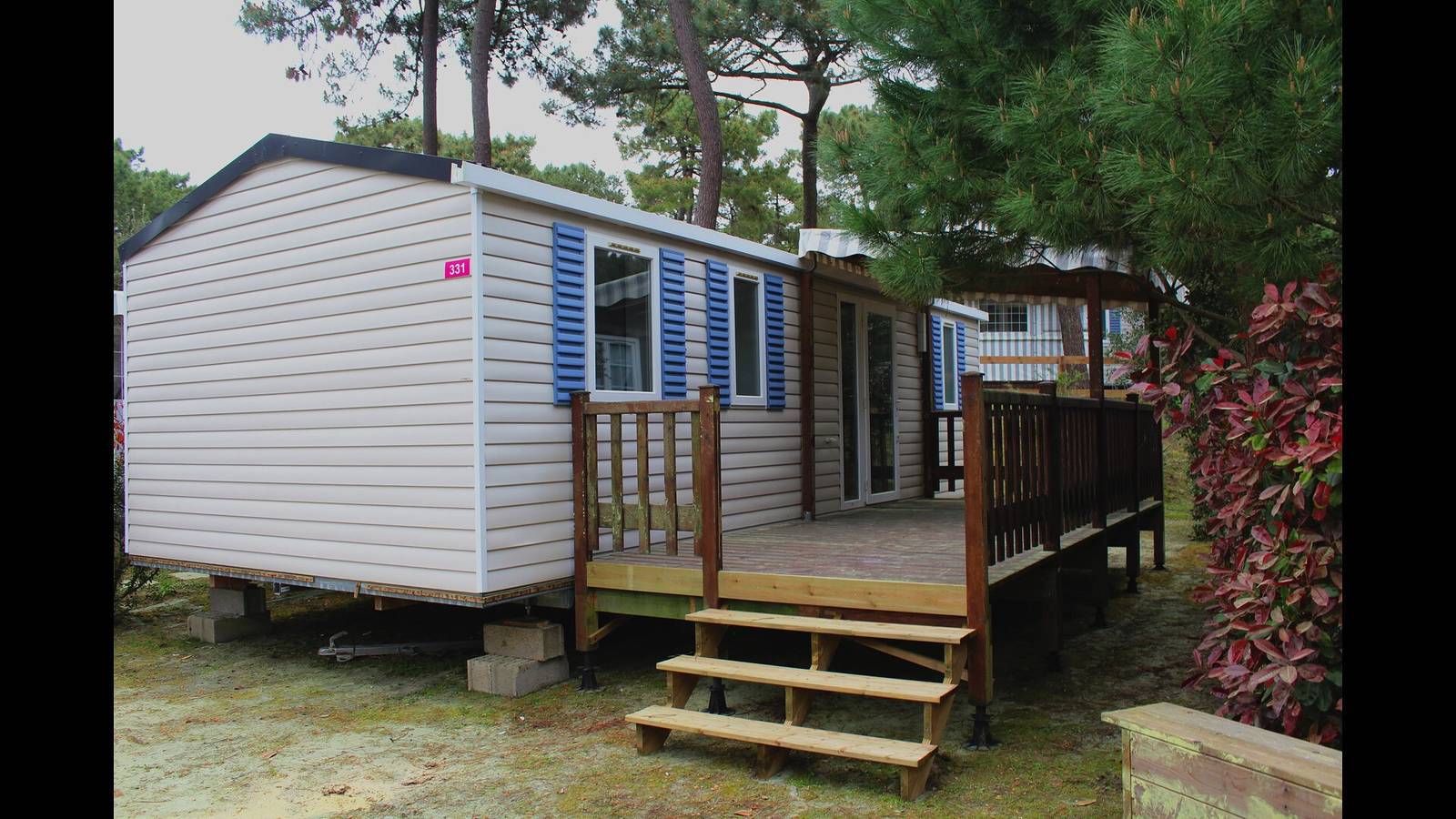 Bungalow 'Camping 4 À 8 Personnes' with Private Terrace and Air Conditioning in Les Mathes, Côte de Beauté