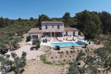 Gîte pour 4 personnes, avec jardin et piscine à Eyguières