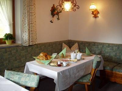 Landhaus Monika inkl. Chiemgaukarte - Doppelzimmer mit Etagendusche, Wc zur Alleinbenutzung, Balkon, Nr. 5 in Ruhpolding, Bayerische Alpen