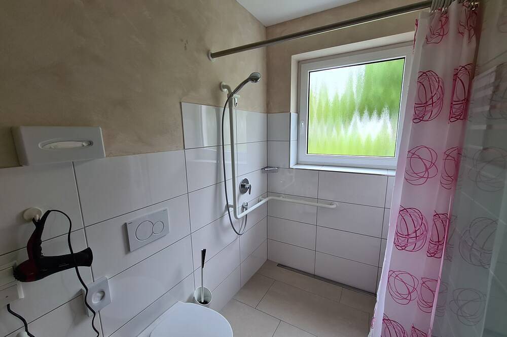 Ganze Wohnung, Gemütliche Ferienwohnung im Familienparadies mit schöner Terrasse in Deggenhausertal, Region Bodensee-Oberschwaben