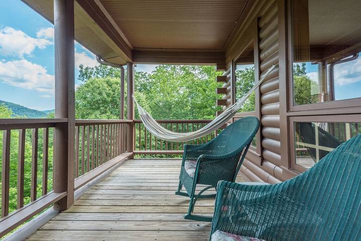 Log cabin for 8 people, with hot tub and yard in Lake Lure