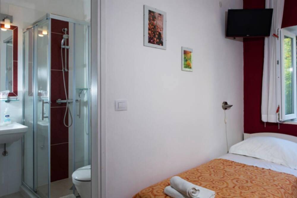 Twin bed room, 500 year old guesthouse with pool in Dubrovnik, Grad Dubrovnik