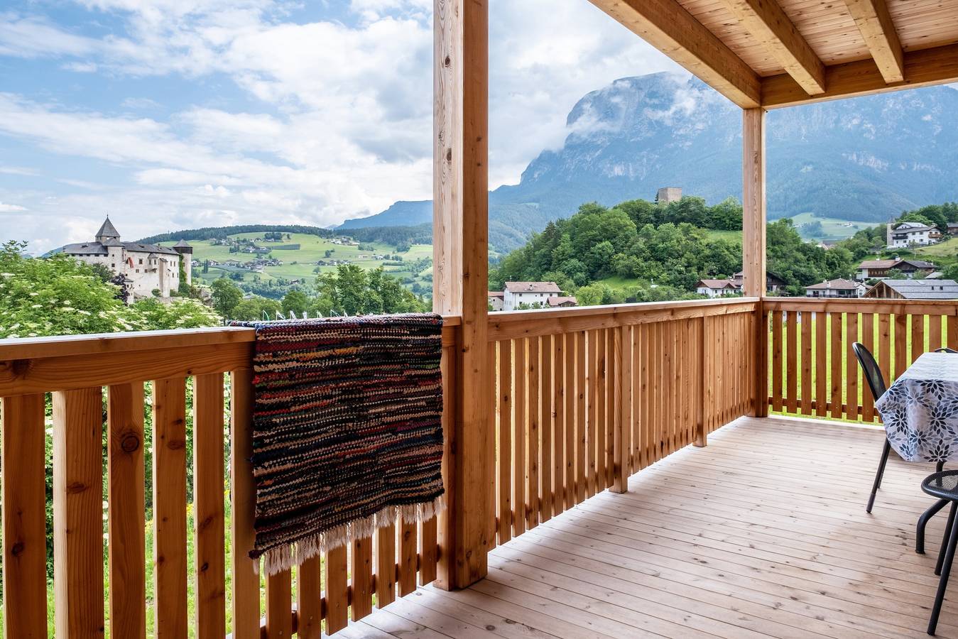 Ganze Wohnung, Ferienwohnung "Schlosshof Hoamat" mit Bergblick, Terrassen und Wlan in Prösels, Völs am Schlern