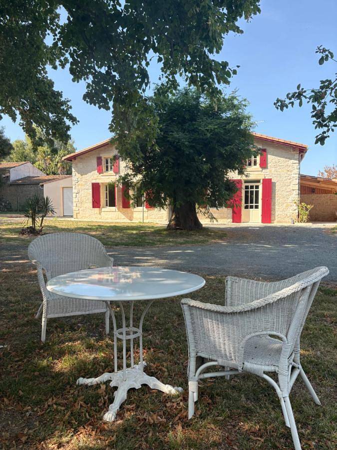 Four-Bedroom House in Le Vanneau-Irleau, Région de Niort