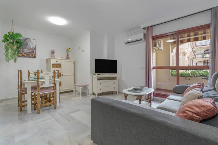 Entire apartment, Apartment 'Liya's Home' with Balcony, Wi-Fi and Air Conditioning in Arroyo de La Miel, Benalmádena
