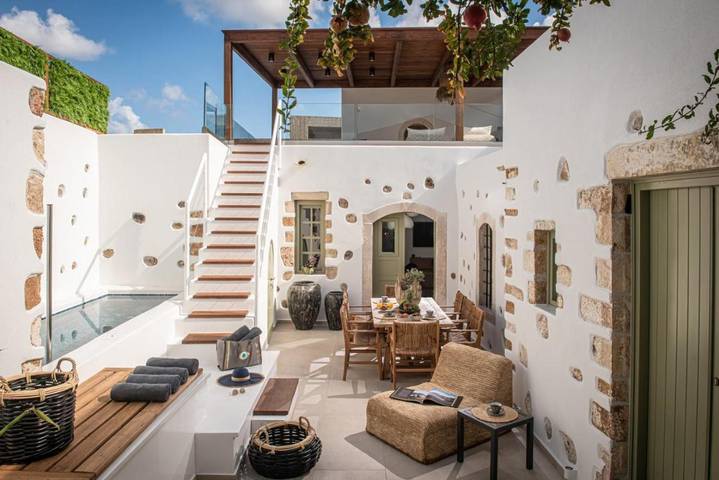 Villa for 8 people, with Balcony and Terrace as well as Hot tub and Pool in Koutouloufari