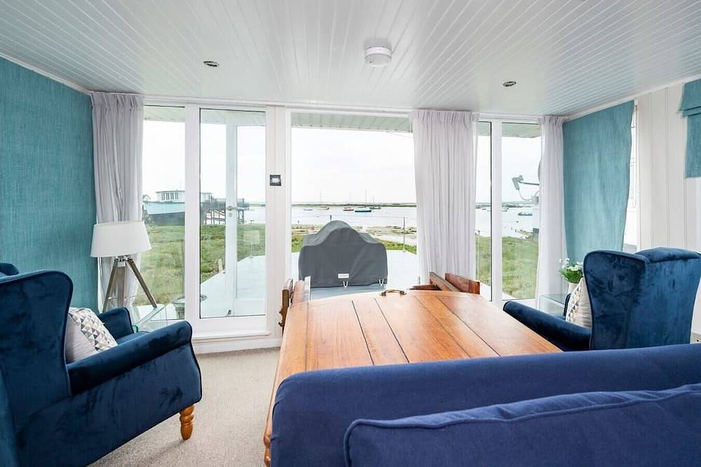 Entire apartment, Lorna, Houseboat , West Mersea in Mersea Island, Colchester