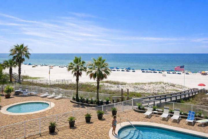 Vacation rental for 8 people, with yard and pool as well as terrace by Orange Beach