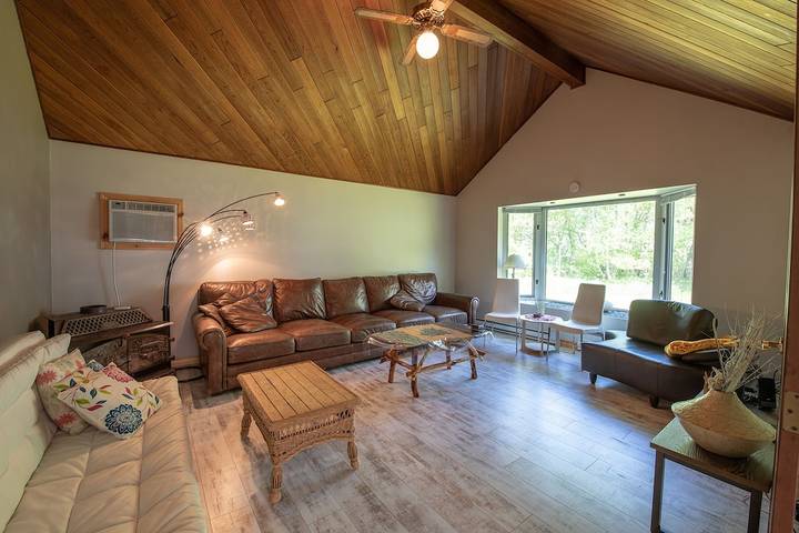 Holiday rental for 10 people, with hot tub and garden in Canada