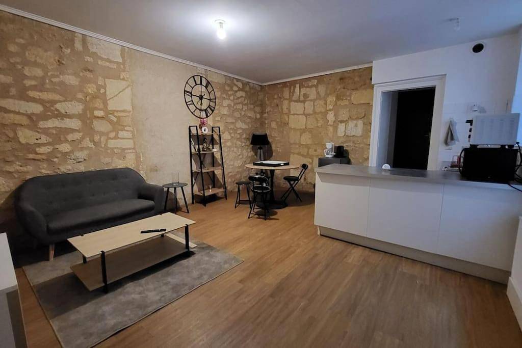 Appartement entier, Two-Bedroom Apartment in Saint-André-de-Cubzac, Région de Blaye