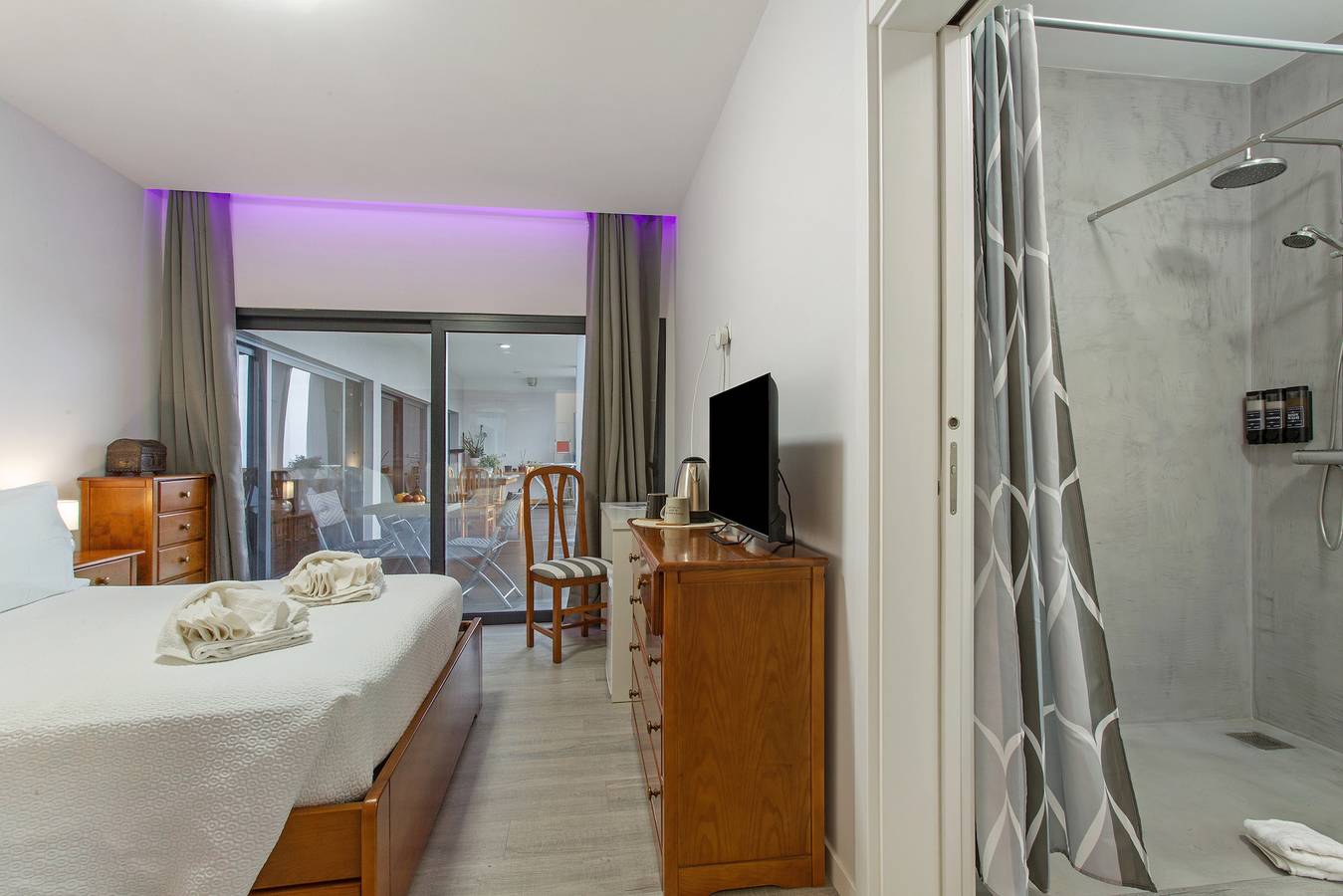 Zimmer 'Carina' mit Meerblick, Gemeinschaftsterrasse und Wi-Fi in Caniço, Madeira