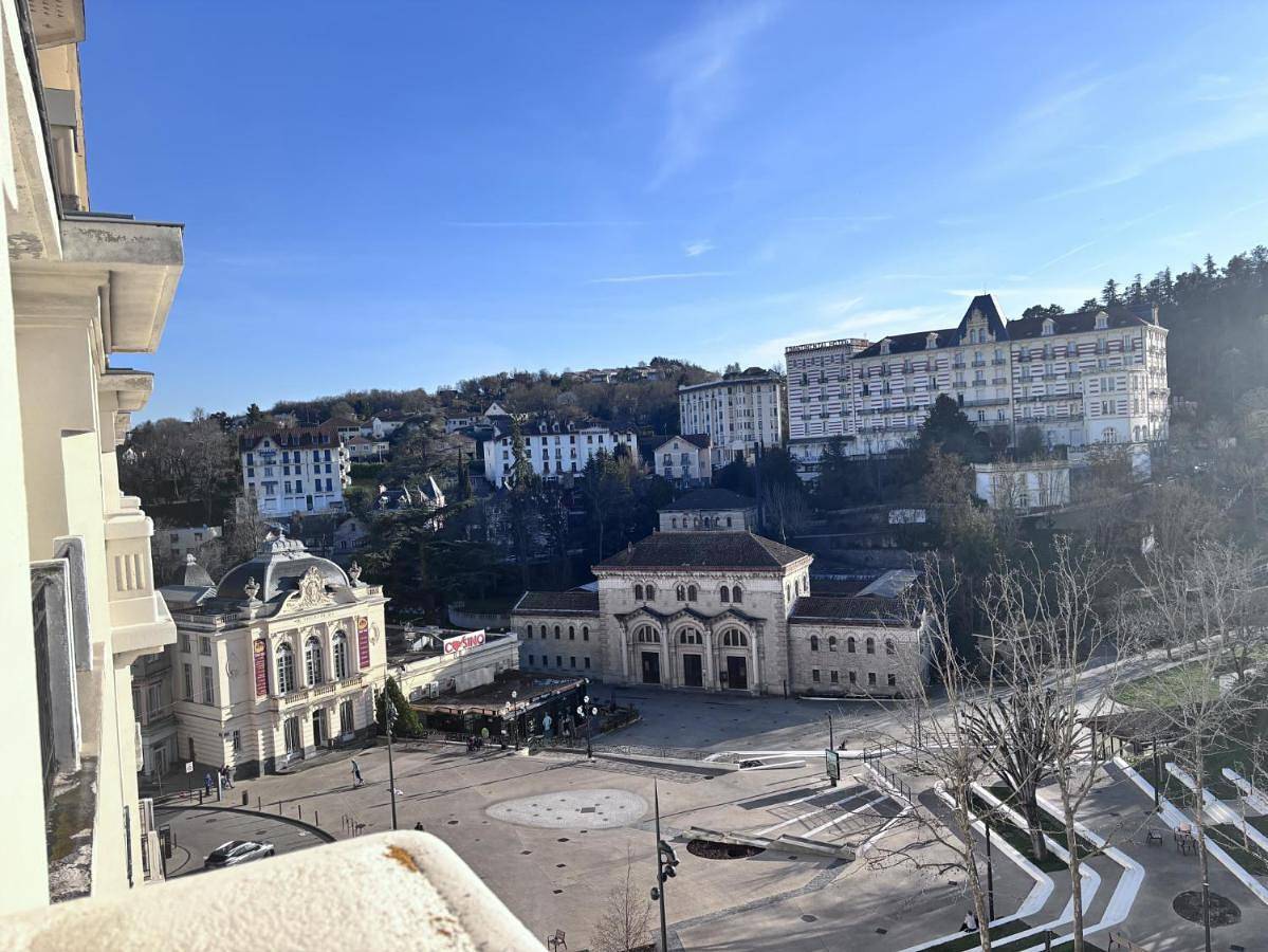 Appartement entier, Studio with Balcony in Châtel-Guyon, Parc naturel régional des Volcans d'Auvergne