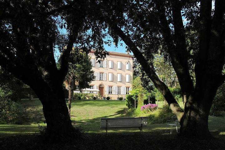 Château pour 15 personnes, avec jardin dans l' Ariège