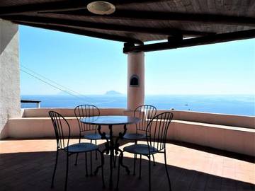 Gîte pour 4 personnes, avec vue ainsi que jardin et terrasse à Santa Marina Salina
