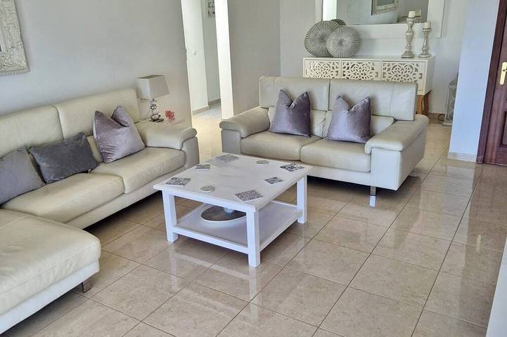 Beautiful 5 bedroom 4 bathroom villa. Newly decorated. Sleeps from 2-12 people in Playa Blanca, Yaiza