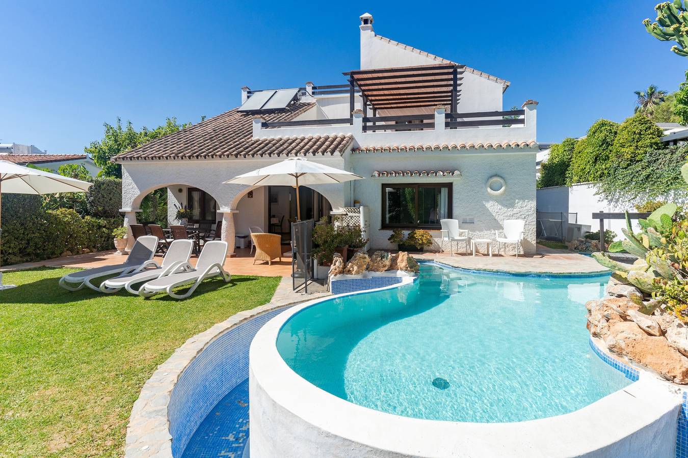 Villa 'By The Beach 5 Dormitorios' con vistas al mar, Wi-Fi y aire acondicionado in San Pedro Alcántara, Marbella