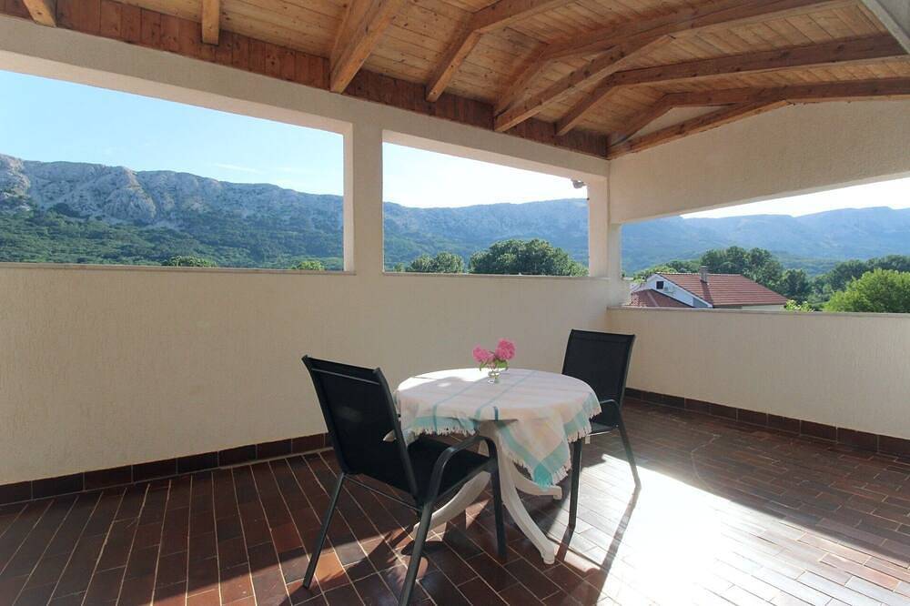 Ganze Wohnung, 1-Zimmer-Ferienwohnung mit Terrasse Jurandvor, Krk in Baska, Krk