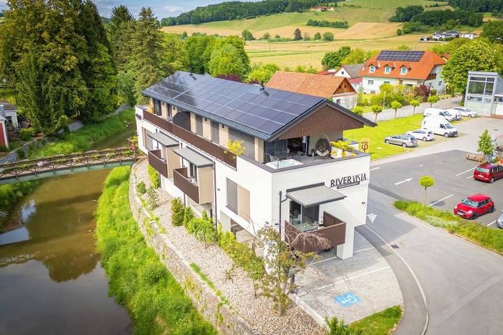Ferienwohnung für 3 Personen, mit Balkon und Whirlpool sowie Terrasse und Ausblick in Bad Waltersdorf
