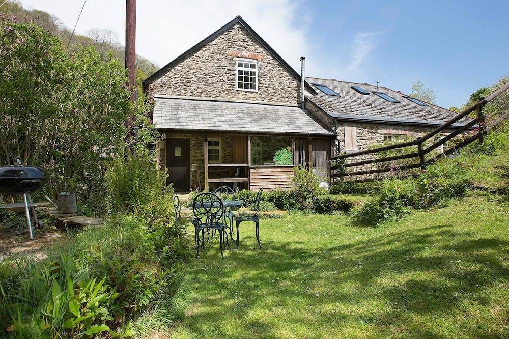 A remote 18th century cosy cottage yet just 10 mins to the beach in Slapton, South Devon