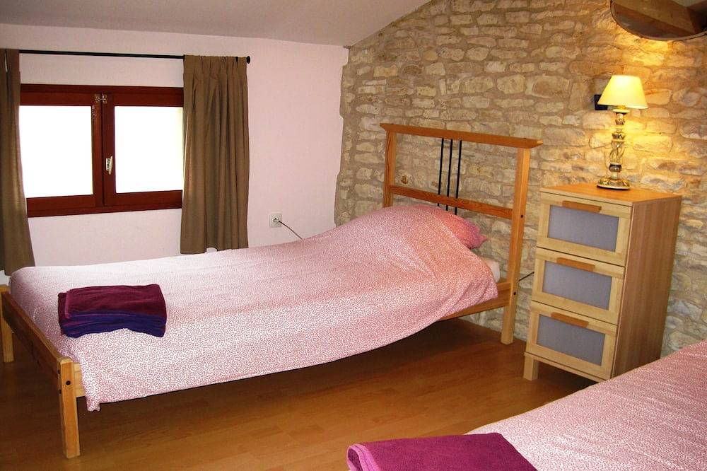 Belle grange - La Grange à la famille Les Hiboux chalets amicales. in Crézières, Région de Niort