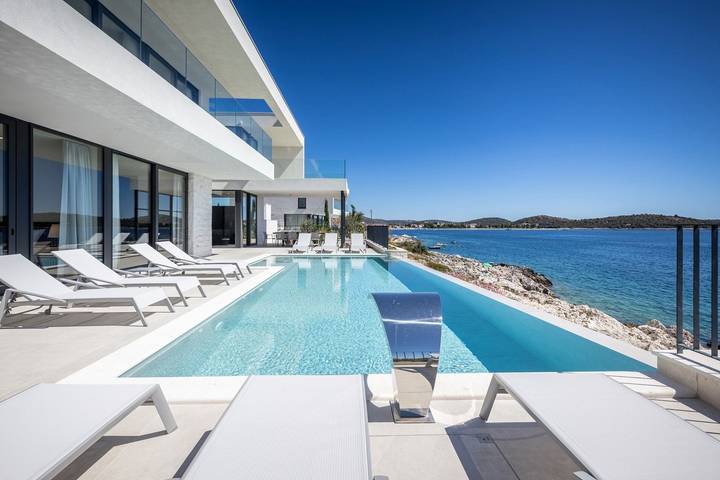 Villa für 10 Personen, mit Balkon und Garten in Rogoznica