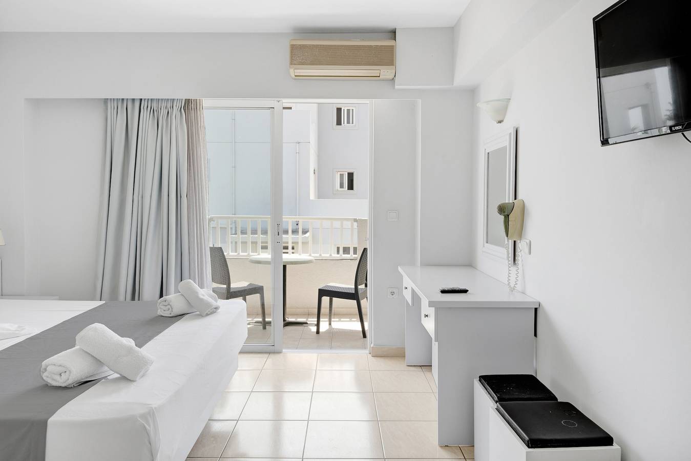 Gehele studio, Appartement 'Evripides Family One -bedroom 2' met Gedeeld Zwembad, Gedeelde Tuin en Airconditioning in Kos