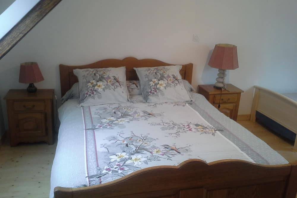 Gîte St Germain sleeps 5, 3 mins from the lake fishing/pedalos, pets welcome! in Glomel, Guingamp Region