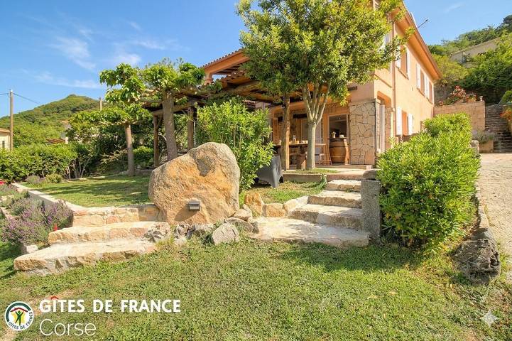 Gîte pour 2 personnes, avec Terrasse ainsi que Jardin et Vue à Altagène