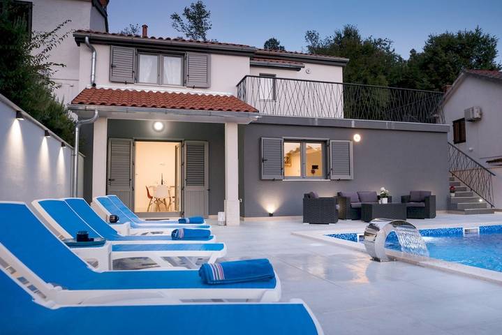 Villa pour 8 personnes, avec balcon/terrasse et piscine, animaux acceptés à Klimno - 3