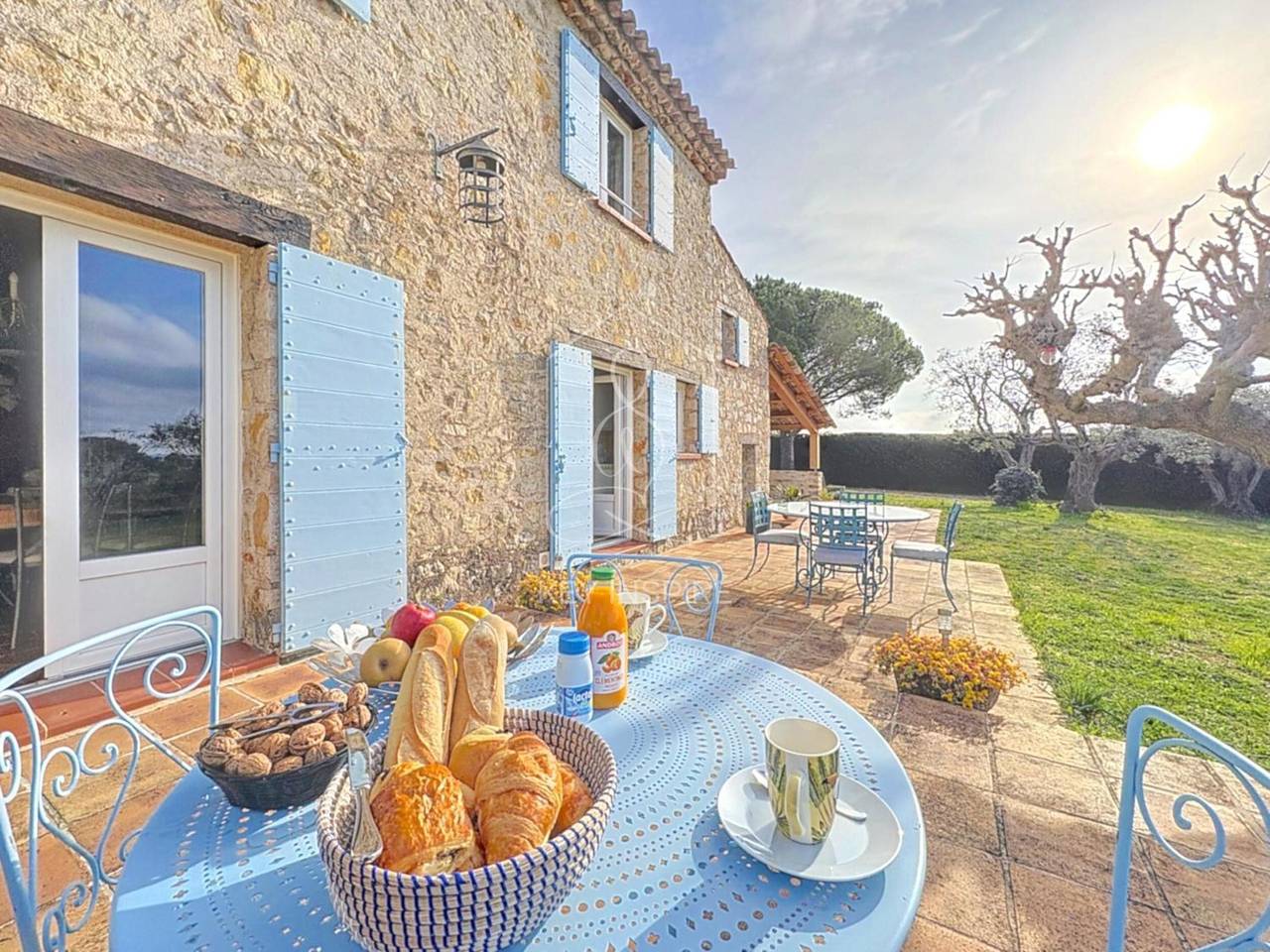 Le Mas Valou, villa de piedra con piscina in Tourrettes, Region de Draguignan