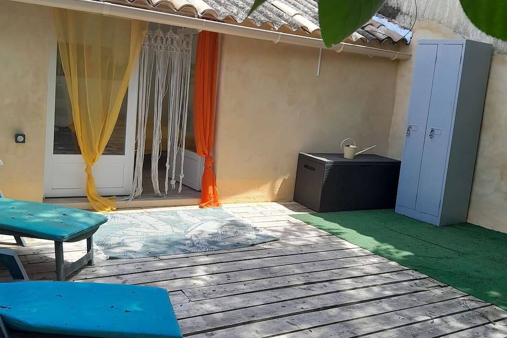 Appartement entier, Studio intime dans les arbres in Saint-Paulet-de-Caisson, Région de Nîmes