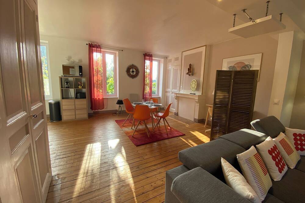 Entire apartment, Au logis de Abi Bienvenue 3-star rating Spacious bourgeois apartment in Cherbourg-Octeville, Cherbourg-en-Cotentin