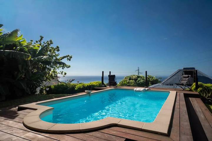 Location de vacances pour 6 personnes, avec vue ainsi que jardin et piscine à Gourbeyre