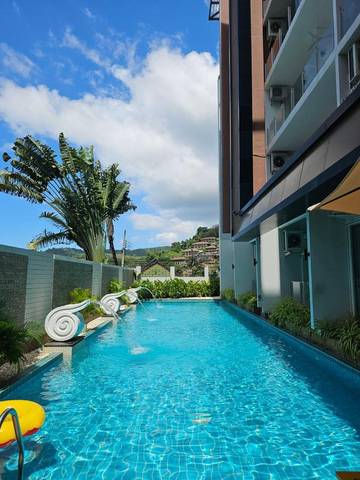 Gîte pour 2 personnes, avec piscine et vue ainsi que terrasse et jardin à Karon Beach